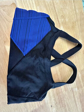 789.  Lululemon bra sz 6 blue/blk